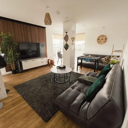 Manchester's Luxurious 2-bed Haven With Balcony - Canal Views & Proximity To United 아파트 *