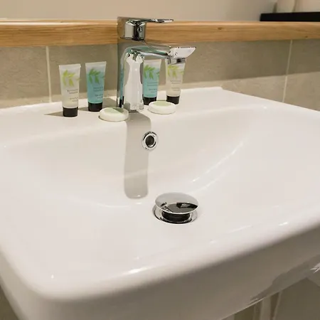 Manchester's Luxurious 2-bed Haven With Balcony - Canal Views & Proximity To United *