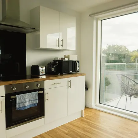 Manchester's Luxurious 2-bed Haven With Balcony - Canal Views & Proximity To United * マンチェスター