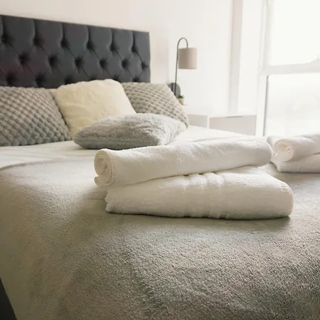 Manchester's Luxurious 2-bed Haven With Balcony - Canal Views & Proximity To United