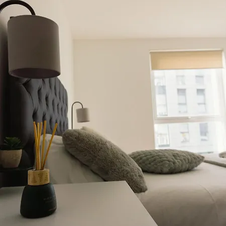 Manchester's Luxurious 2-bed Haven With Balcony - Canal Views & Proximity To United 아파트 *
