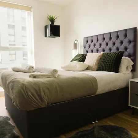 Manchester's Luxurious 2-bed Haven With Balcony - Canal Views & Proximity To United