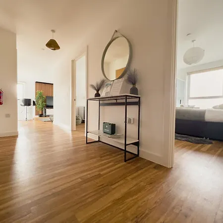 아파트 Manchester's Luxurious 2-bed Haven With Balcony - Canal Views & Proximity To United