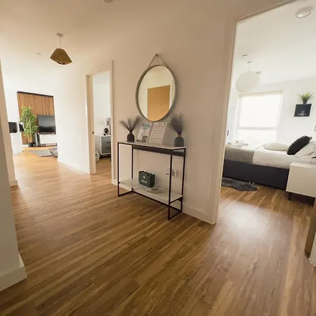 Manchester's Luxurious 2-bed Haven With Balcony - Canal Views & Proximity To United アパート *