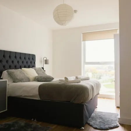 아파트 Manchester's Luxurious 2-bed Haven With Balcony - Canal Views & Proximity To United 맨체스터