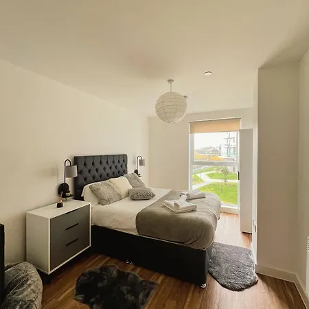 Manchester's Luxurious 2-bed Haven With Balcony - Canal Views & Proximity To United