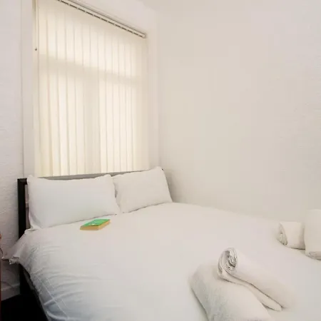 Metropolitan Charm: Stylish 2br House Semesterbostad