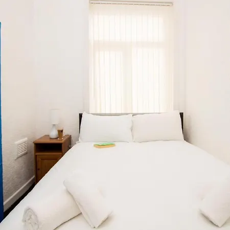 Semesterbostad Metropolitan Charm: Stylish 2br House