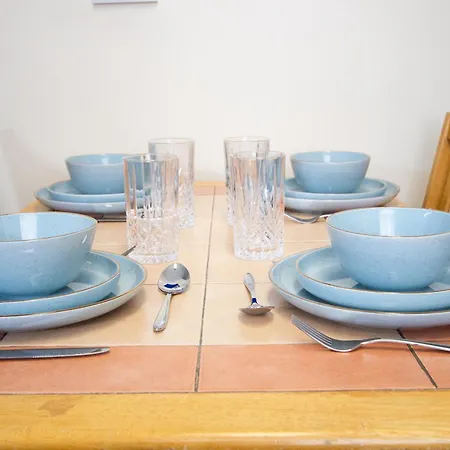 Metropolitan Charm: Stylish 2br House Semesterbostad Manchester