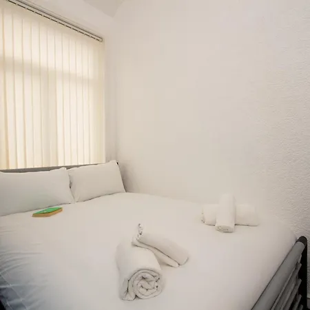 Metropolitan Charm: Stylish 2br House Manchester
