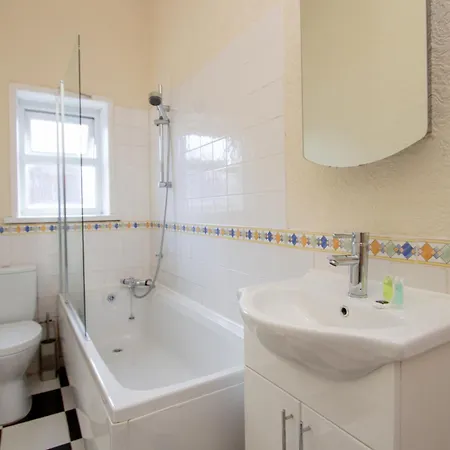 Metropolitan Charm: Stylish 2br House