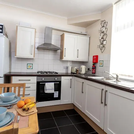 Metropolitan Charm: Stylish 2br House Semesterbostad