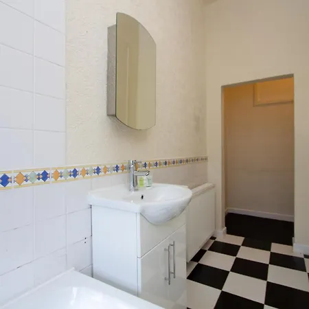 Semesterbostad Metropolitan Charm: Stylish 2br House