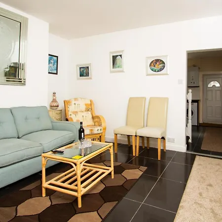 Semesterbostad Metropolitan Charm: Stylish 2br House *