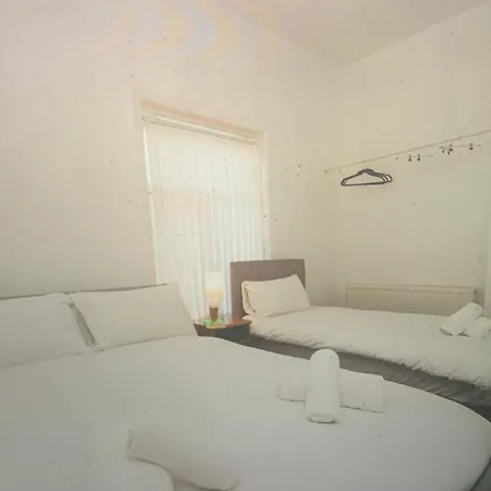 Metropolitan Charm: Stylish 2br House Semesterbostad Manchester