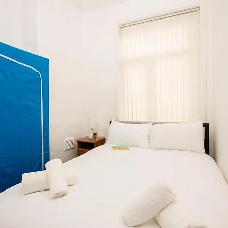 Metropolitan Charm: Stylish 2br House *