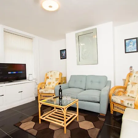 Metropolitan Charm: Stylish 2br House