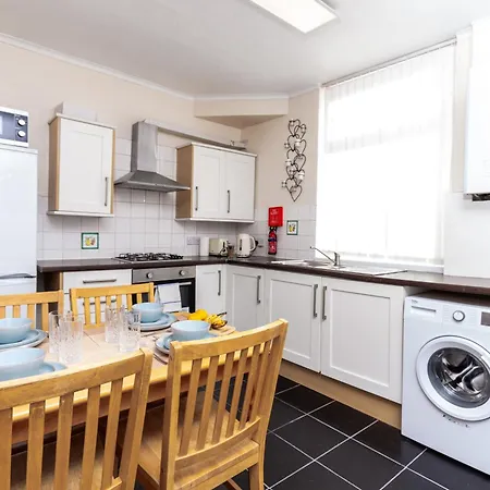 Metropolitan Charm: Stylish 2br House Semesterbostad