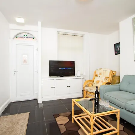 Metropolitan Charm: Stylish 2br House Semesterbostad Manchester