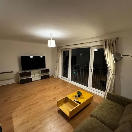 Luxury 2br Flat Near Town Apartment