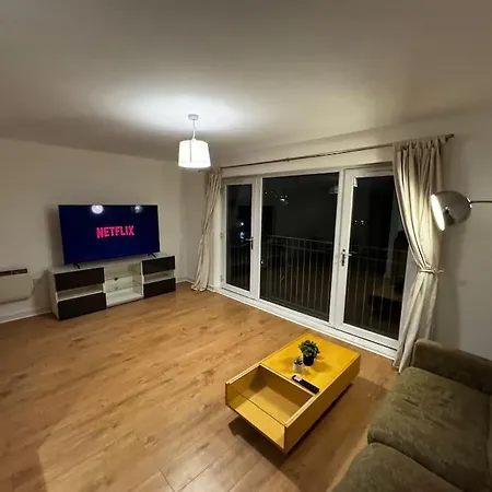 Apartment Luxury 2br Flat Near Town