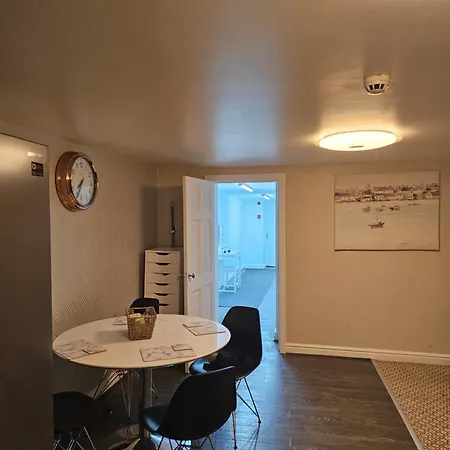 Basement Centre * مانشستر