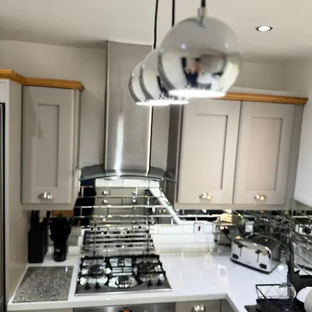 The Secret Garden Retreat With Hot Tub * Manchester