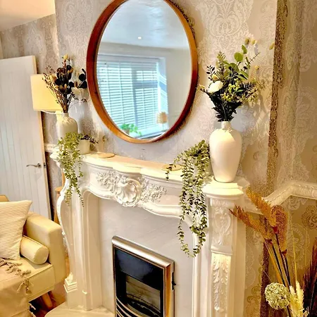 בית נופש The Secret Garden Retreat With Hot Tub *