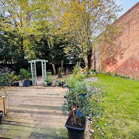 Holiday home The Secret Garden Retreat With Hot Tub Manchester