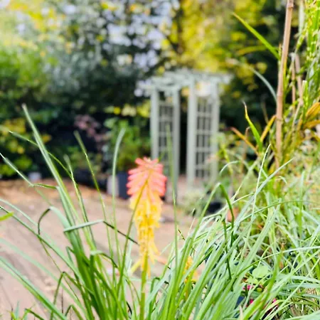 The Secret Garden Retreat With Hot Tub * Manchester