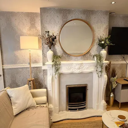 The Secret Garden Retreat With Hot Tub Holiday home