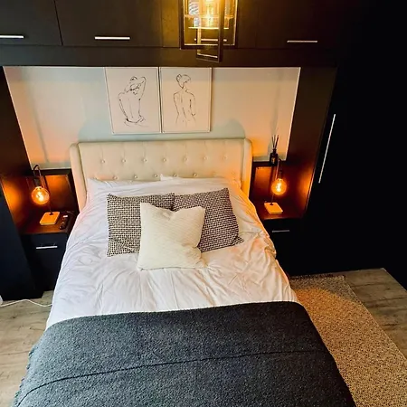 Holiday home The Secret Garden Retreat With Hot Tub