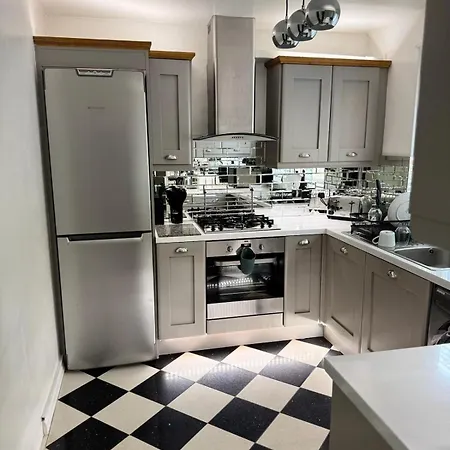 Holiday home The Secret Garden Retreat With Hot Tub