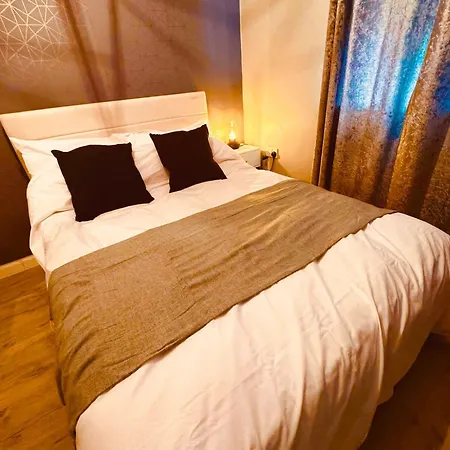 The Secret Garden Retreat With Hot Tub * Manchester