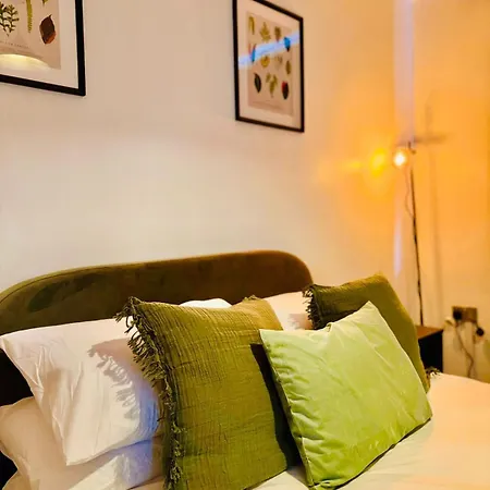 Holiday home The Secret Garden Retreat With Hot Tub