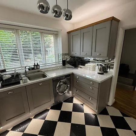 The Secret Garden Retreat With Hot Tub Holiday home Manchester