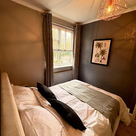 The Secret Garden Retreat With Hot Tub Holiday home Manchester