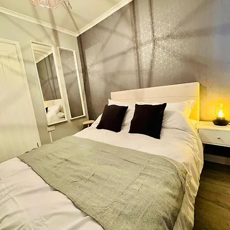 The Secret Garden Retreat With Hot Tub Manchester