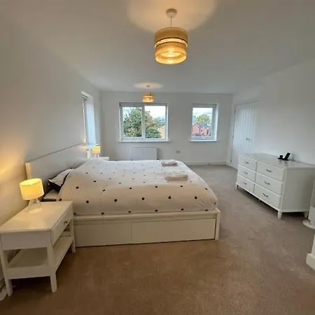 4-bedroom New House Near Centre Manchester