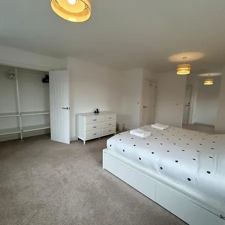4-bedroom New House Near Centre Holiday home *