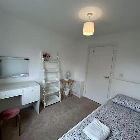 Holiday home 4-bedroom New House Near Centre Manchester