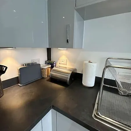 4-bedroom New House Near Centre Manchester