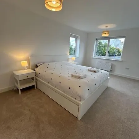4-bedroom New House Near Centre Manchester