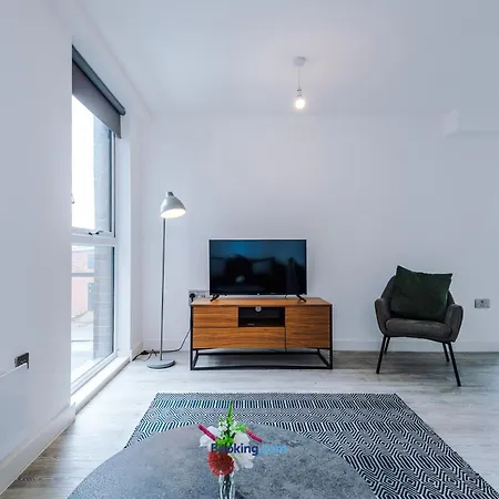 Modern 2 Bed With Balcony By Host A