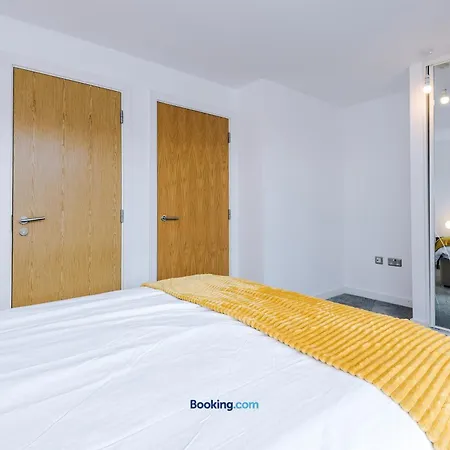 Modern 2 Bed With Balcony By Host A *