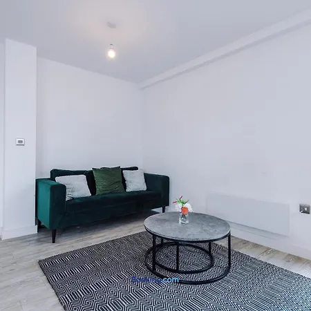 Modern 2 Bed With Balcony By Host A