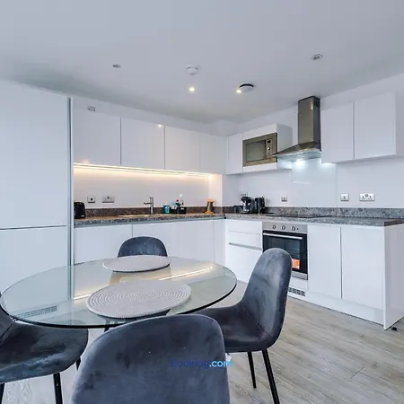 Modern 2 Bed With Balcony By Host A *