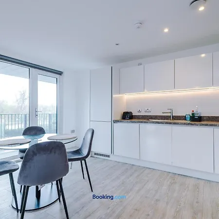 Modern 2 Bed With Balcony By Host A Manchester