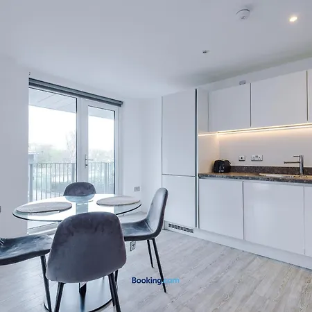 Modern 2 Bed With Balcony By Host A アパート *