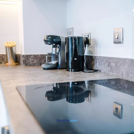 Modern 2 Bed With Balcony By Host A Apartament Manchester